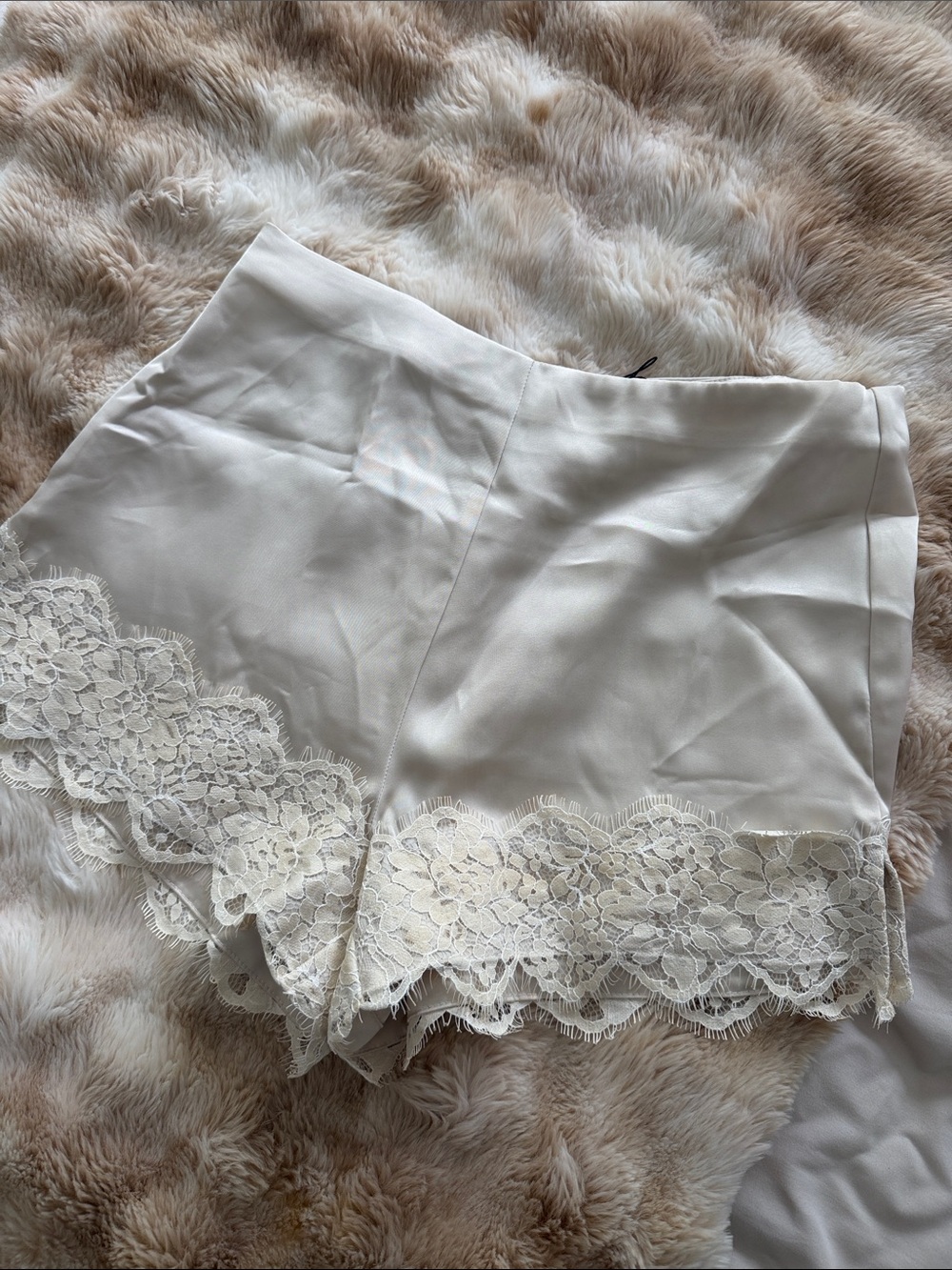 XS Cider Cream Lace-Trim Shorts